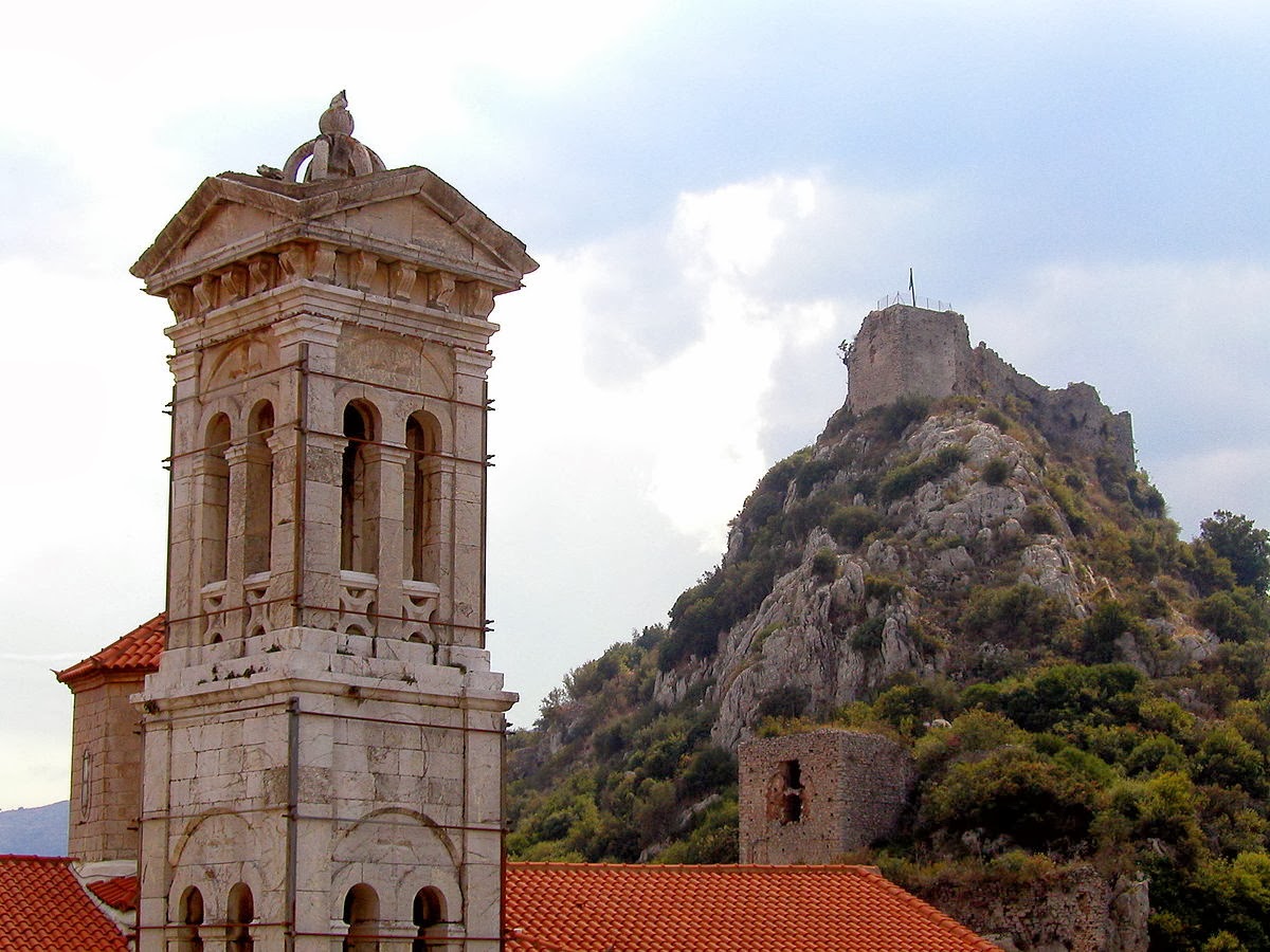 Η Ιερός Ναός της Ευαγγελίστριας  στην Καρύταινα με φόντο το Κάστρο