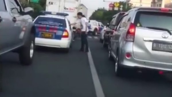 Video Pria Gondrong Masukkan Sampah ke Mobil Polisi Lalu Tersenyum, Netizen: Saya Menyebutnya Tampan dan Berani