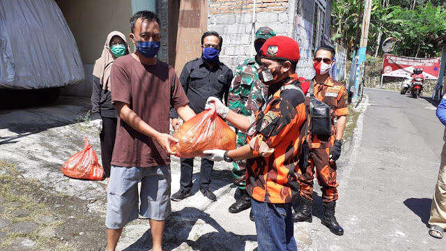 Bersama Pemuda Pancasila, LPP Ngablak Sumbangkan Sayur Mayur Kepada Warga Terdampak Covid-19 di Salatiga