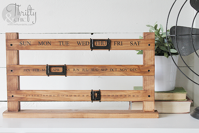 DIY sliding perpetual Calendar. DIY wood calendar. DIY farmhouse decor. DIY calendar