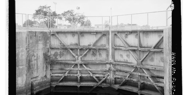 Ворота на старом шлюзе постройки 1925 года