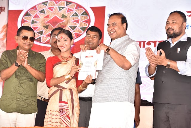 Bihu GWR: Assam CM presents cash incentives to Bihua and Bihuwatis in Dibrugarh