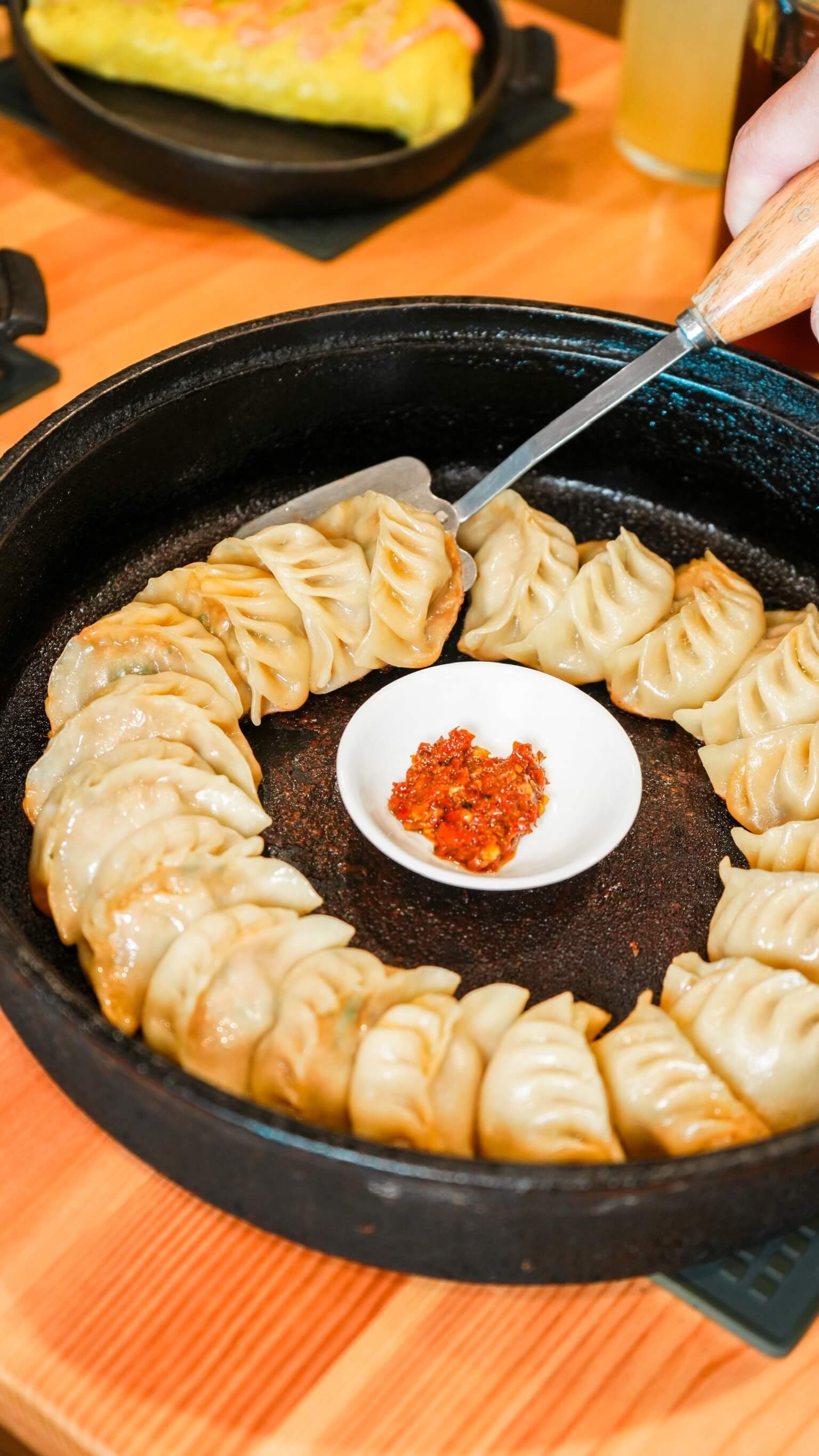 台南日式餃子店【角鑄燒餃子】有儀式感的吃餃子 自己的餃子自己動手煎