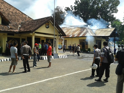 Kantor Polres Bima Kota  terbakar