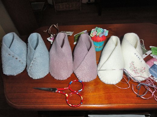 Thrifty sewing - slippers, mittens and hats for baby
