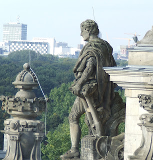 Reichstag çatısında heykeller