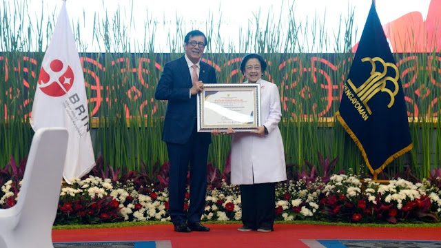 Megawati Terima Penghargaan sebagai Tokoh Pendorong Pemajuan Kekayaan Intelektual