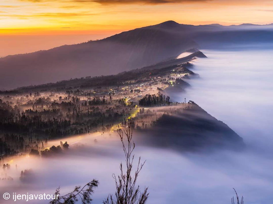 Sunset view at Mount Bromo Crater @Ijen Java Tour