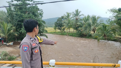 Sigap Bencana, Personel Polsek Muncang Polres Lebak Cek ketinggian Air Sungai Ciminyak