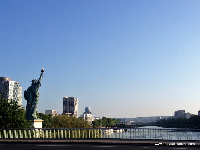 hay una estatua de la libertad en París