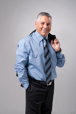 Portrait homme affaires veston épaule mains poche cravate souriant décontracté
