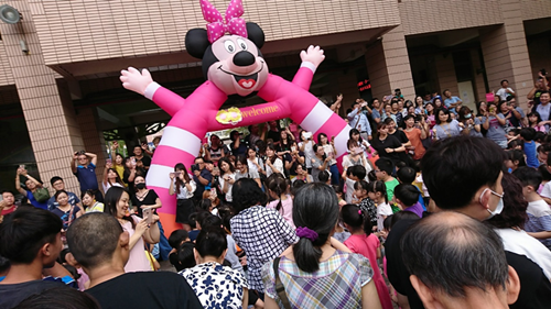 「喀擦！喀擦！」此起彼落的快門聲響，拍下幼兒園孩子可愛的瞬間。