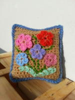 https://laventanaazul-susana.blogspot.com.es/2014/11/130-alfiletero-de-flores-crochet.html