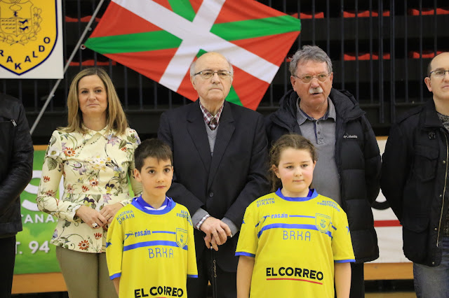 homenaje del Club Balonmano Barakaldo a 'Chandro'