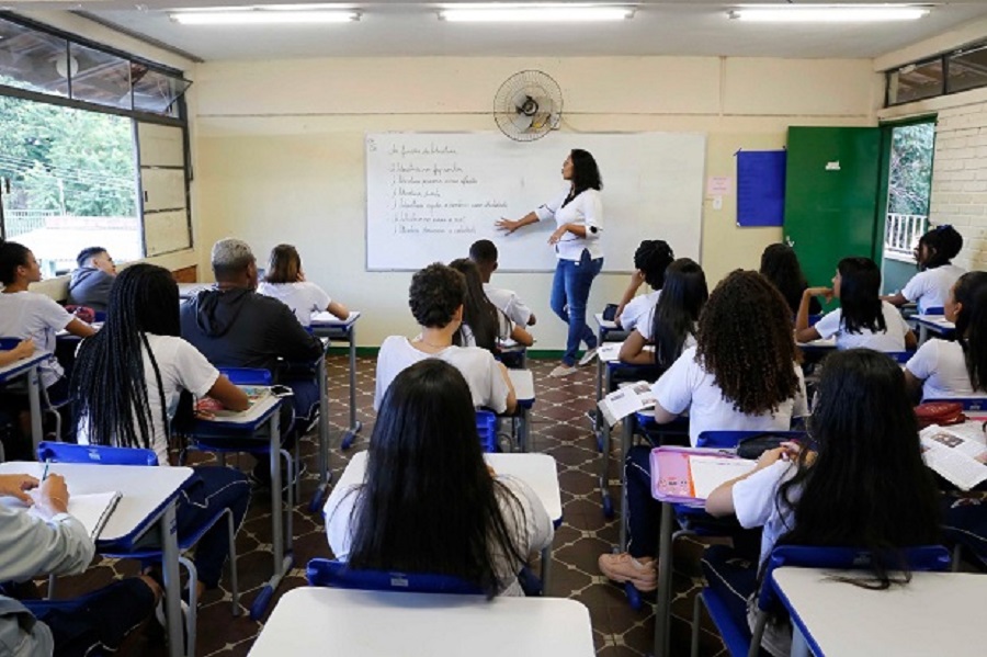 Governo de Minas publica a nomeação de 1 mil professores