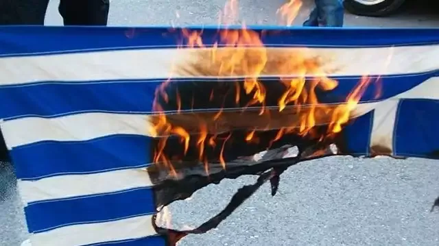  Κατέθεσε μήνυση για το κάψιμο της σημαίας!