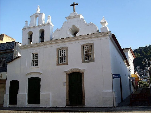 Igreja de Santa Luzia de cor branca em Angra dos Reis
