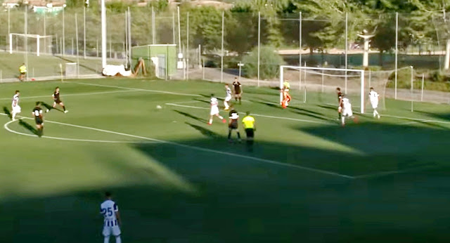 Ozkoidi remata para batir a Caro. REAL VALLADOLID C. F. 2 S. D. AMOREBIETA 2 (5-3 en los penaltis). 06/08/2021. I Trofeo Villa de Zaratán. Zaratán, Valladolid, España, campo El Plantío. GOLES: 0-1: 28’, Etxaburu. 1-1: 60’, Kiko Olivas. 1-2: 66’, Ozkoidi. 2-2: 86’, Nacho, de penalti.