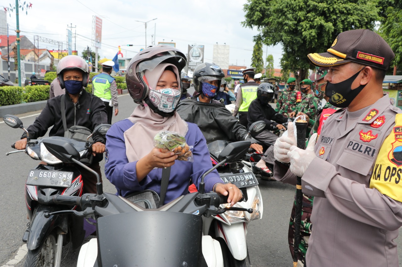 Wow, Kapolres Kebumen Bagi-bagi Sayur dan Wedang Jahe Gratis