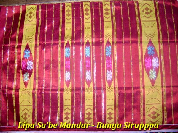 lipa sa'be sebagai pelengkap pakaian adat suku mandar