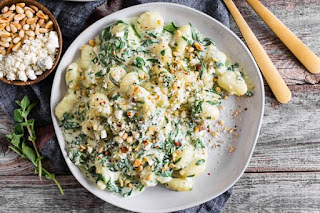 Ensalada de gorgonzola, calabaza, espinacas y piñones