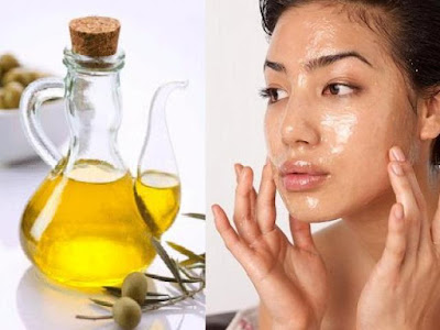 Tiến hành massage mặt bằng dầu oliu 