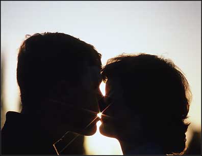 kissing wallpaper. couple kissing wallpapers.