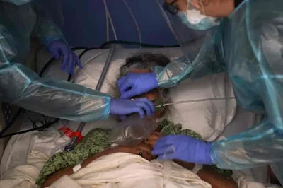ARQUIVO - Nesta foto de arquivo de 7 de janeiro de 2021, duas enfermeiras colocaram um ventilador em um paciente em uma unidade COVID-19 em Orange, Califórnia.