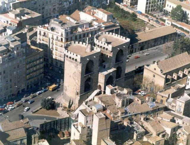 Vista aérea de las Torres de Quart en 1989. Archivos de la GVA.