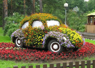 Carro no jardim com flores