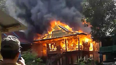 VIDEO, Satu Rumah Panggung di Lome Pinrang Ludes Dilalap Api