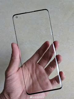 OPPO Find X2 pelindung layar menunjukkan bezel dan lubang punch yang sangat sempit