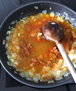 Añadir pasta de curry y agua
