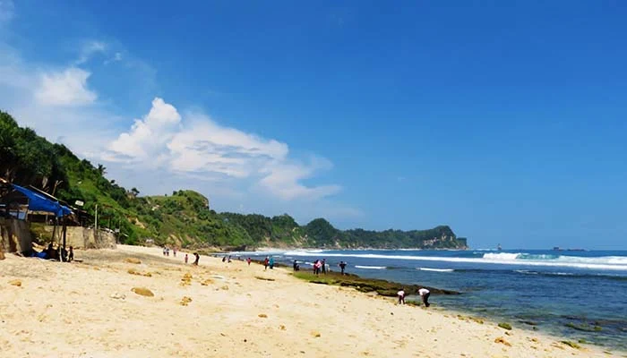 Pantai Nampu dengan Pasir Putihnya