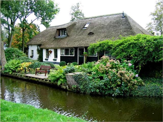 A Village in Holland .. With no roads AT ALL!