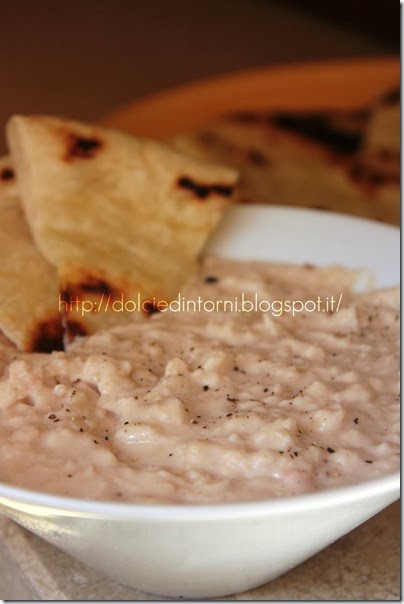 Hummus di cannellini con pane non lievitato