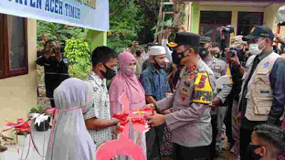 *Kunjungan Kerja ke Aceh Timur, Kapolda Aceh Serahkan Bantuan Rumah Kepada Warga Korban Kebakaran*