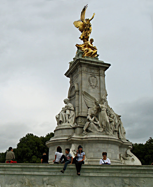 close-up of Victoria Memorial in front of Buckingham palace