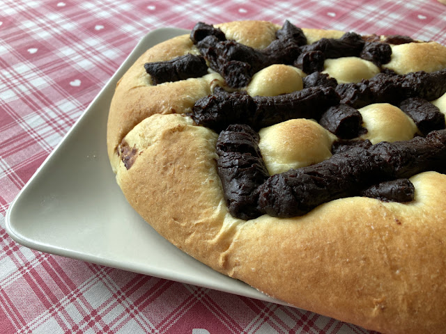 Coca de San Juan con crema pastelera de chocolate