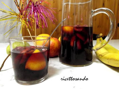 Sangria ricetta per la  bevanda spagnola a base di vino novello e frutta