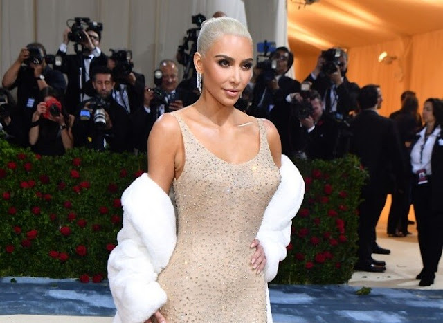 Kim Kardashian wore a stole to hide that Marilyn Monroe's dress could not be closed