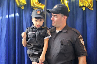 http://vnoticia.com.br/noticia/1617-fa-da-pm-menino-ganha-festa-de-aniversario-com-a-presenca-de-policiais-militares-do-8-bpm