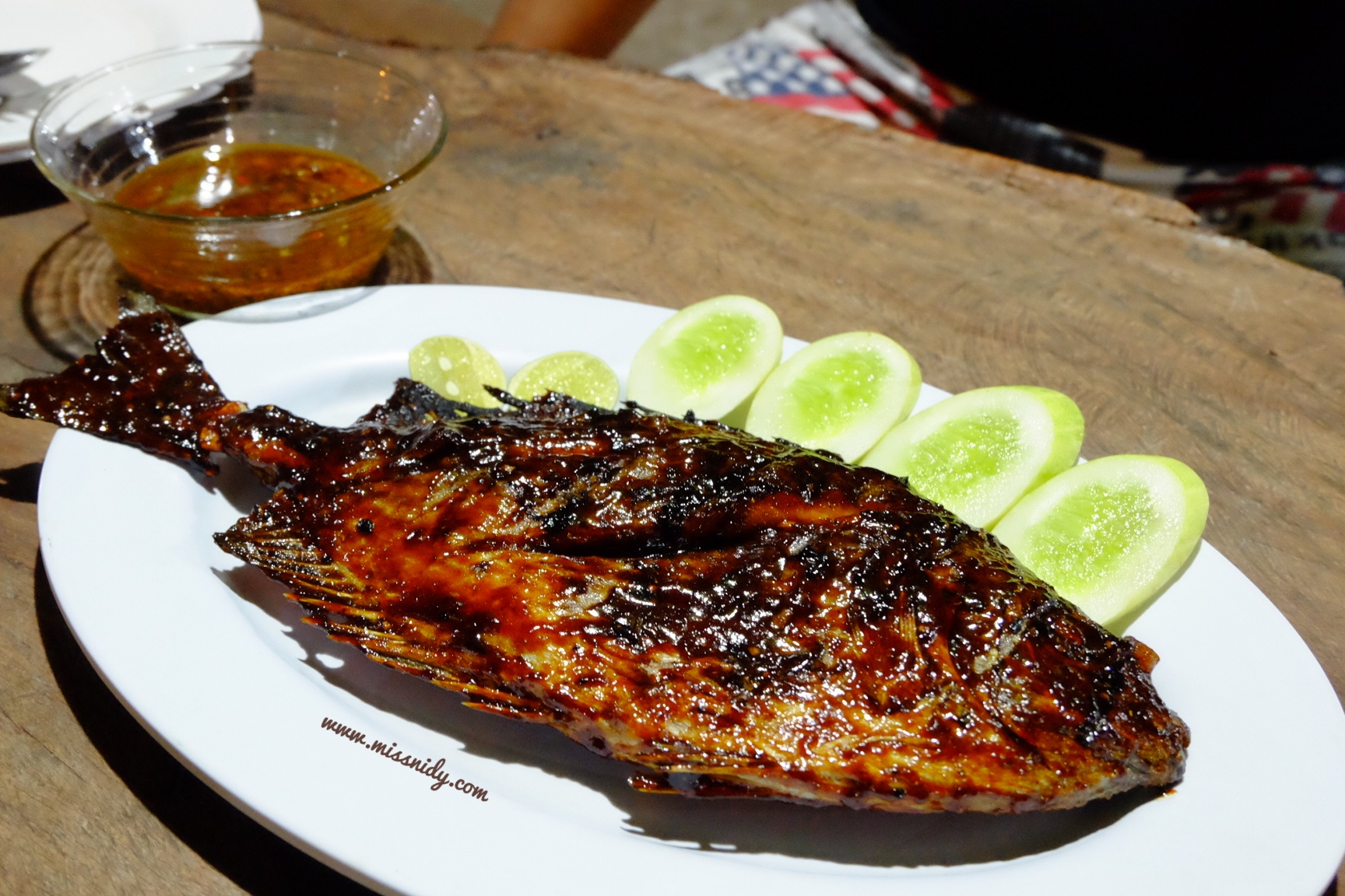 makan ikan bakar di pulau tidung