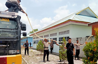 Air Bersih Hilang di Lingga, Personel Polres Turun Bantu Warga