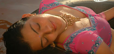 hot-spicy-sexy-seducing-erotic-masala-indian-desi-south-tamil-telugu-actress-heroine-kajal-agarwal-wet-soaked-exposing-drenched-revealing-glamour-boobs-cleavage-show