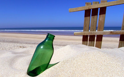 wallpaper botol diatas pasir, boto di pantai