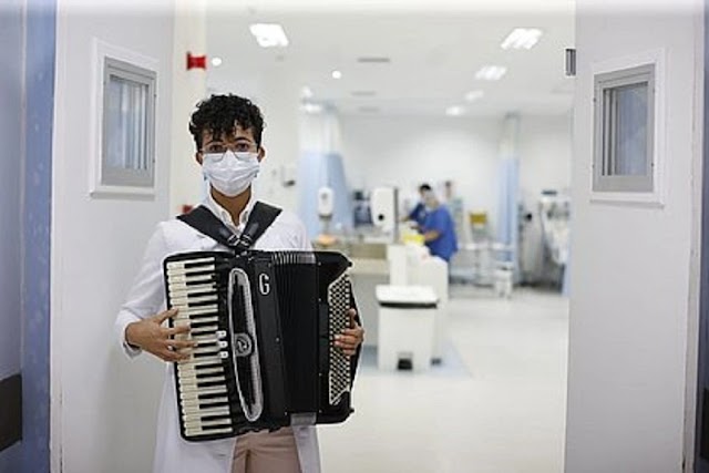 Médica sanfoneira leva alegria aos pacientes de UTI em hospital público de Salvador