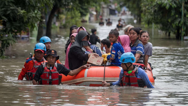 Ratusan Nakes Bantu Pemulihan Korban Banjir di Cirebon