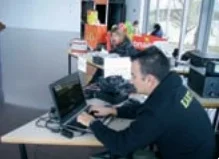 Uno de los operadores en la estación especial de radioaficionados de la maratón de radioaficionados de la Marató de TV3