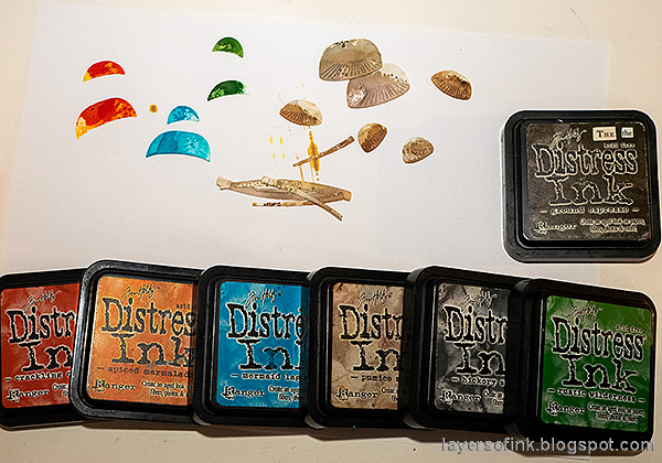 Layers of ink - Autumn tag tutorial by Anna-Karin Evaldsson. Ink with Distress Ink.